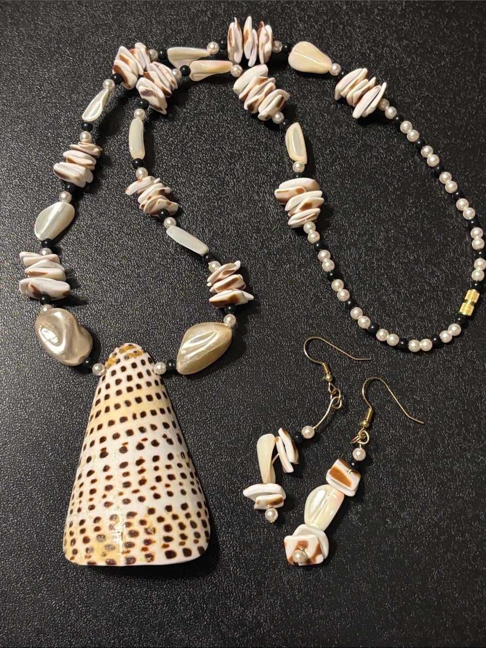 Seashell Pendant Necklace Set in Cream and Brown